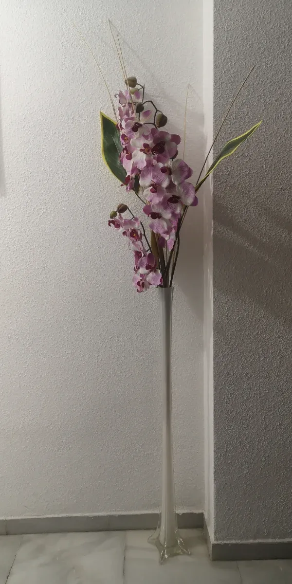 Jarrón alto decorativo con flores rosas