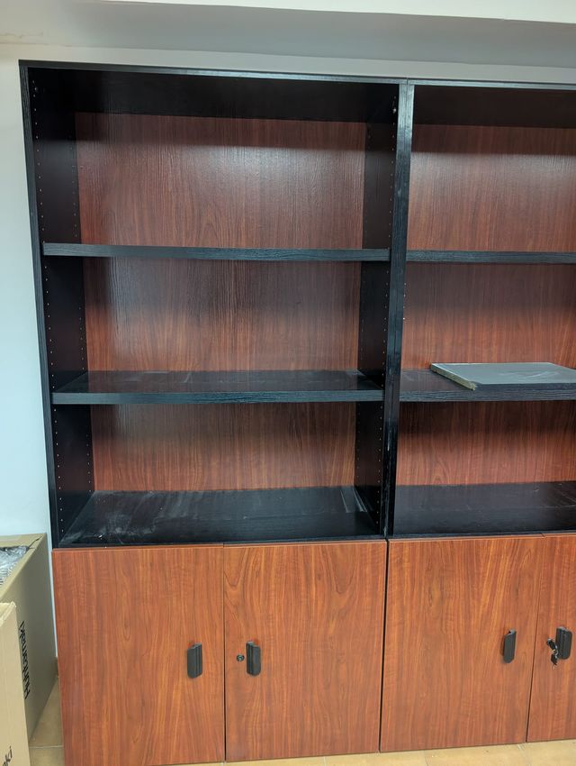 Armario grande de madera para oficinas como nuevo