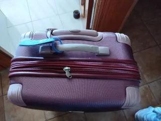 Maleta de viaje morada con ruedas