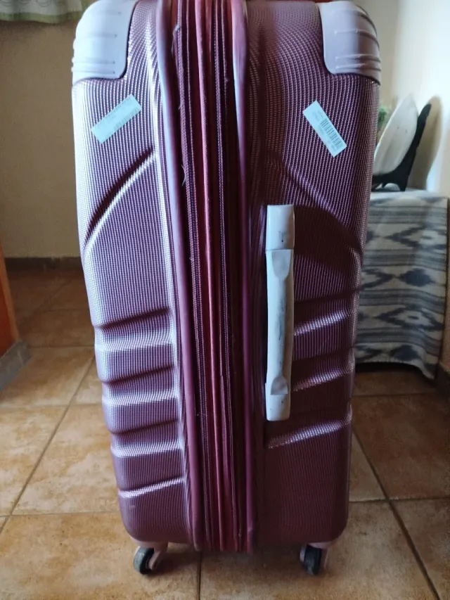 Maleta de viaje morada con ruedas