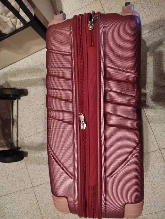 Maleta de viaje morada con ruedas