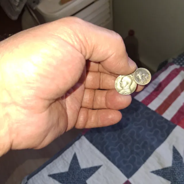 Medalla religiosa plateada y dorada