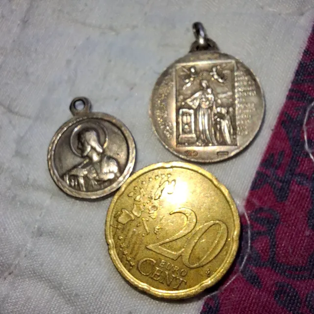 Medalla religiosa plateada y dorada