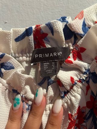 Blusa blanca con estampado floral