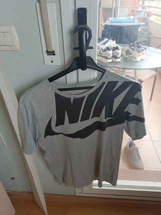 Lote 2 camisetas Nike(negra S,gris M) Hollister S