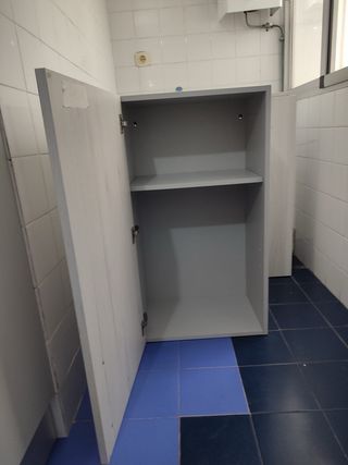 Mueble de cocina de platos y vasos