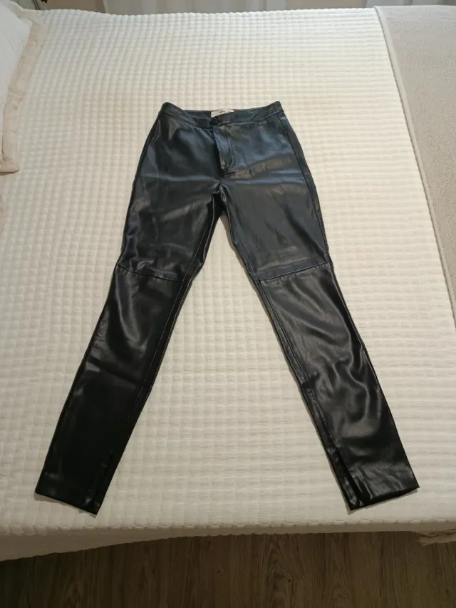 Pantalones efecto piel Mango Talla XS