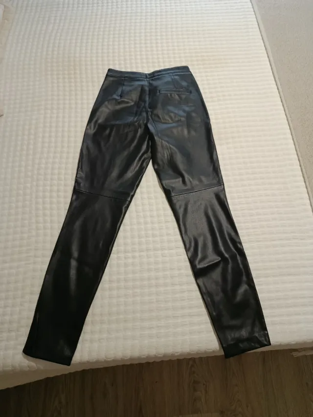 Pantalones efecto piel Mango Talla XS