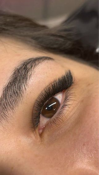 Extensión de pestañas, cejas y lifting