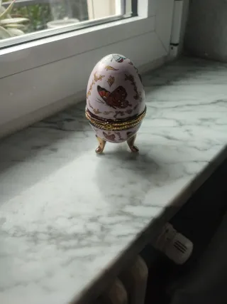 Scatola portagioie in ceramica a forma di uovo