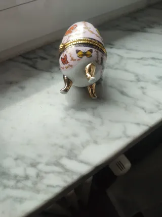 Scatola portagioie in ceramica a forma di uovo