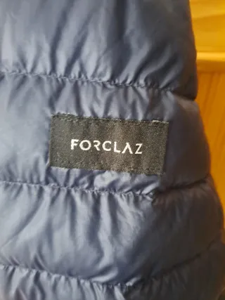 Plumífero azul con capucha hombre Forclaz MT 100. 