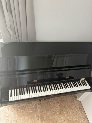 Piano vertical negro