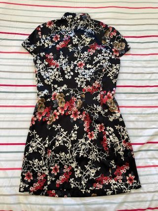 Vestido oriental estampado floral