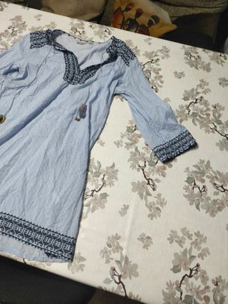 Vestido celeste bordado