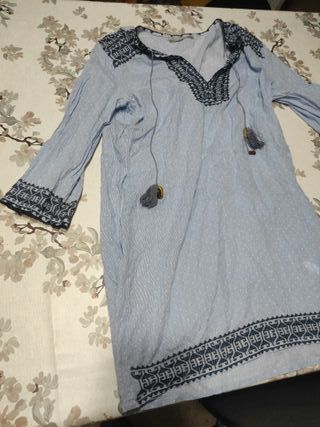 Vestido celeste bordado