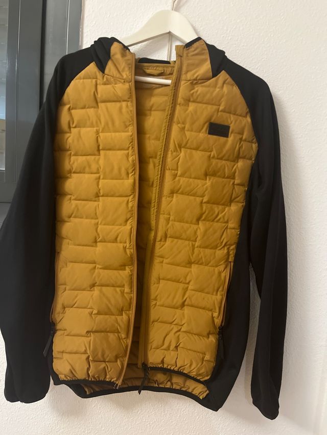 Chaqueta acolchada negra y amarilla