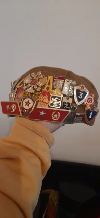 Gorro militar ruso con insignias