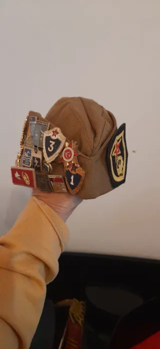 Gorro militar ruso con insignias