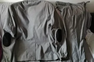 Traje gris entallado con coderas