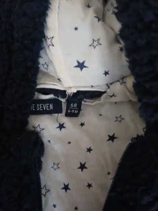 Mono de bebé azul con capucha