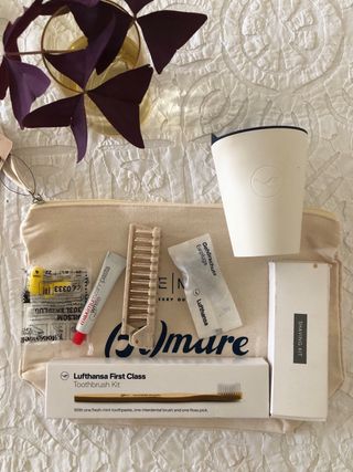 Taza y Neceser Lufthansa para Viajar