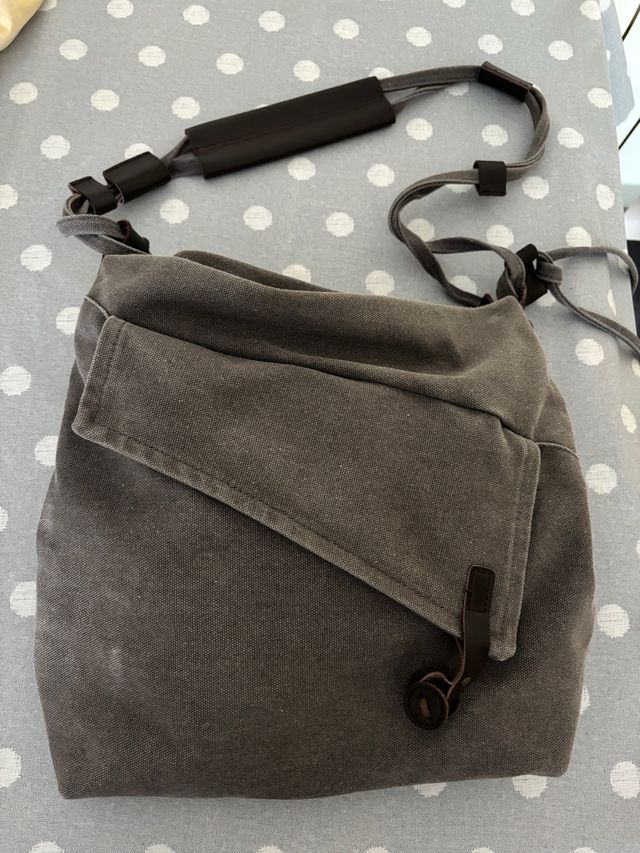 Bolso de tela gris con detalles en piel marrones