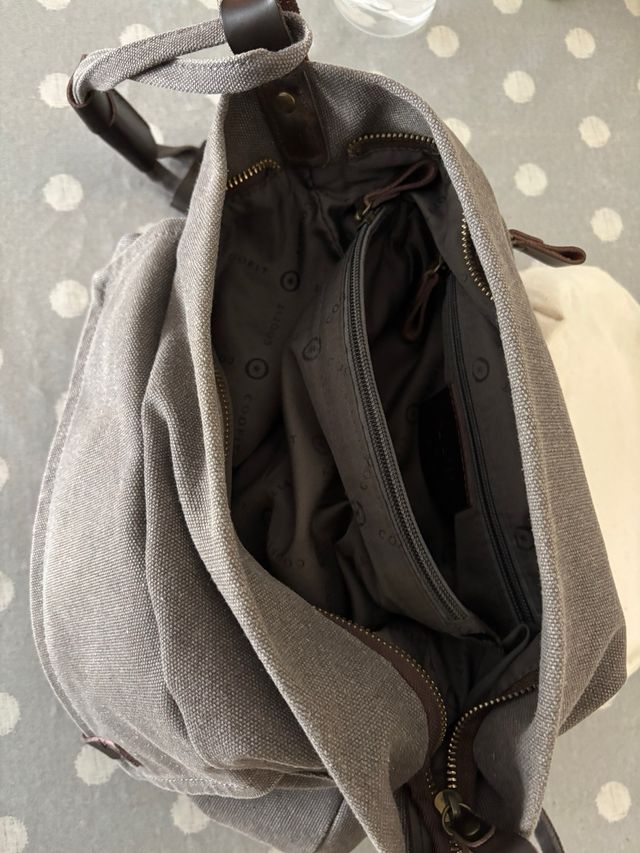 Bolso de tela gris con detalles en piel marrones