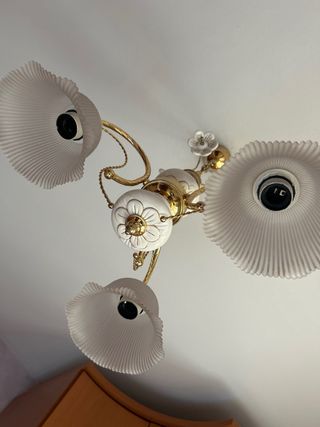 Lámpara de techo dorada y blanca