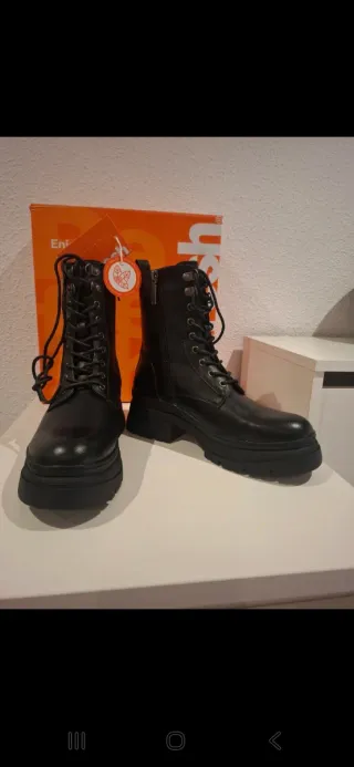Botas negras nuevas