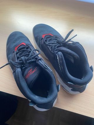 Zapatillas Jordan Negras y Rojas