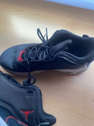 Zapatillas Jordan Negras y Rojas