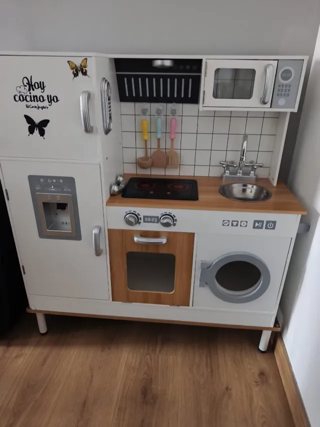 Cocinita de juguete con accesorios