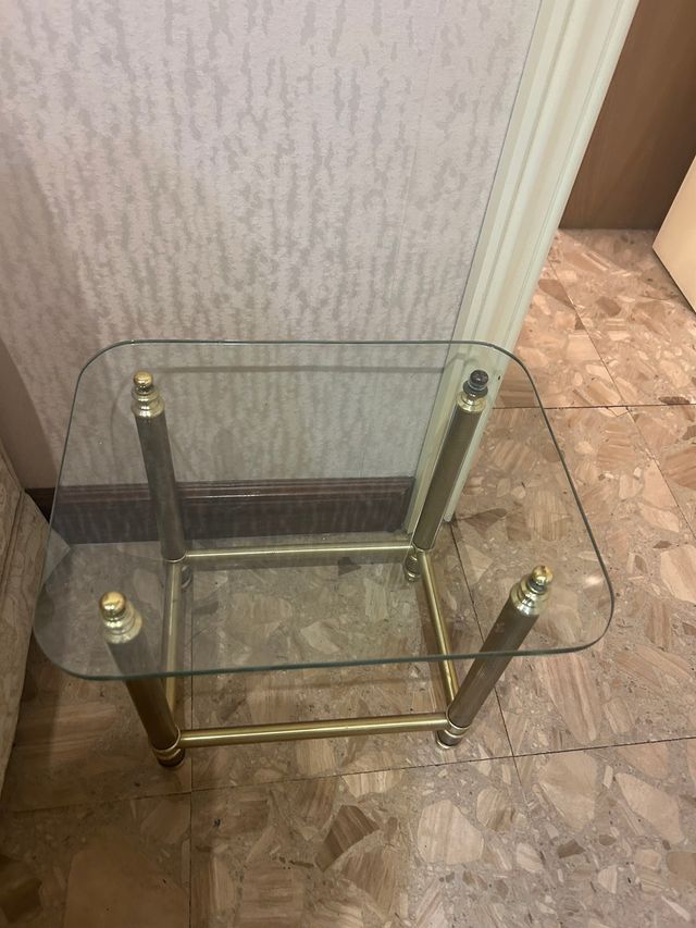 Mesas auxiliares cristal y metal dorado