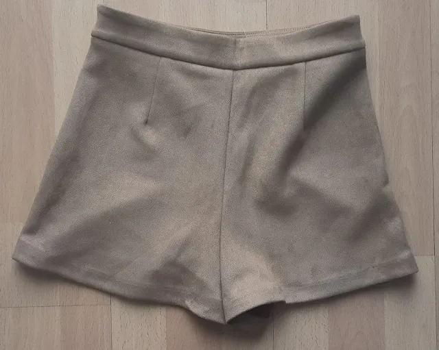 Falda ante Pull&Bear