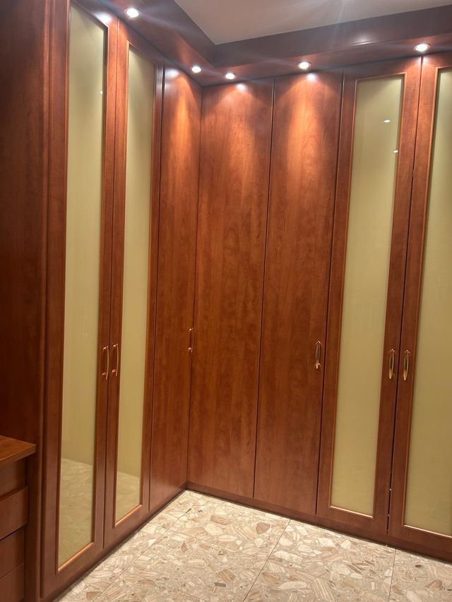 Armario esquinero a medida madera y cristal