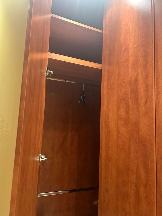 Armario esquinero a medida madera y cristal