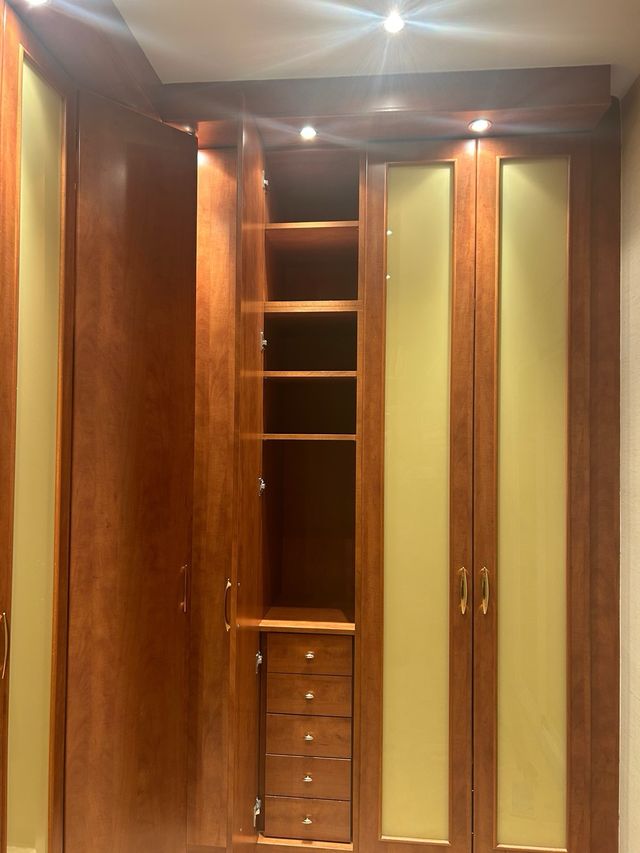 Armario esquinero a medida madera y cristal
