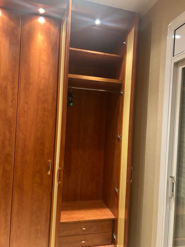 Armario esquinero a medida madera y cristal