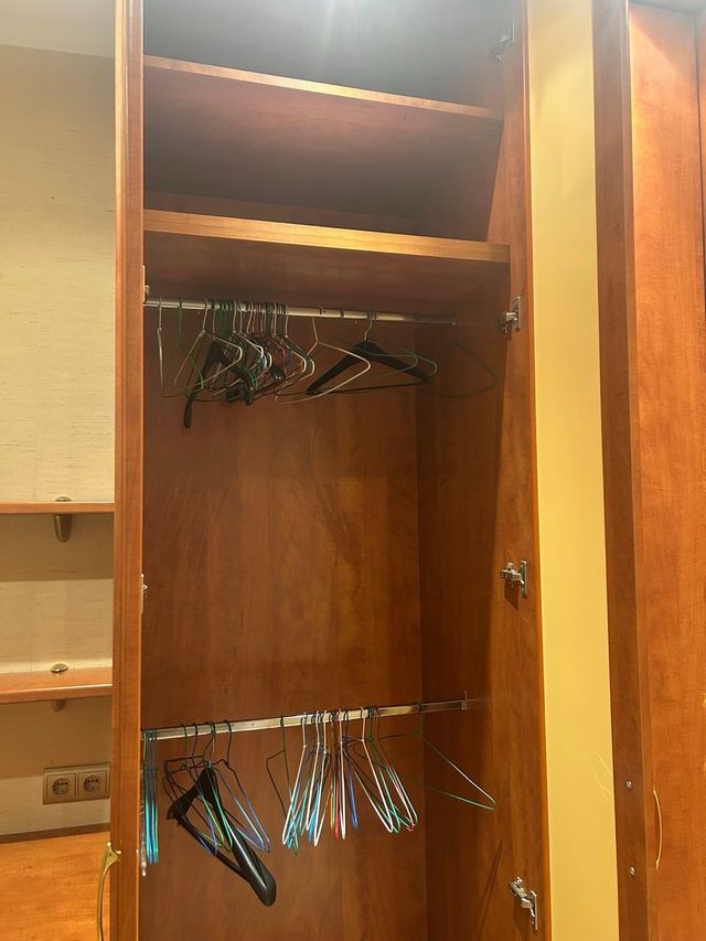 Armario esquinero a medida madera y cristal