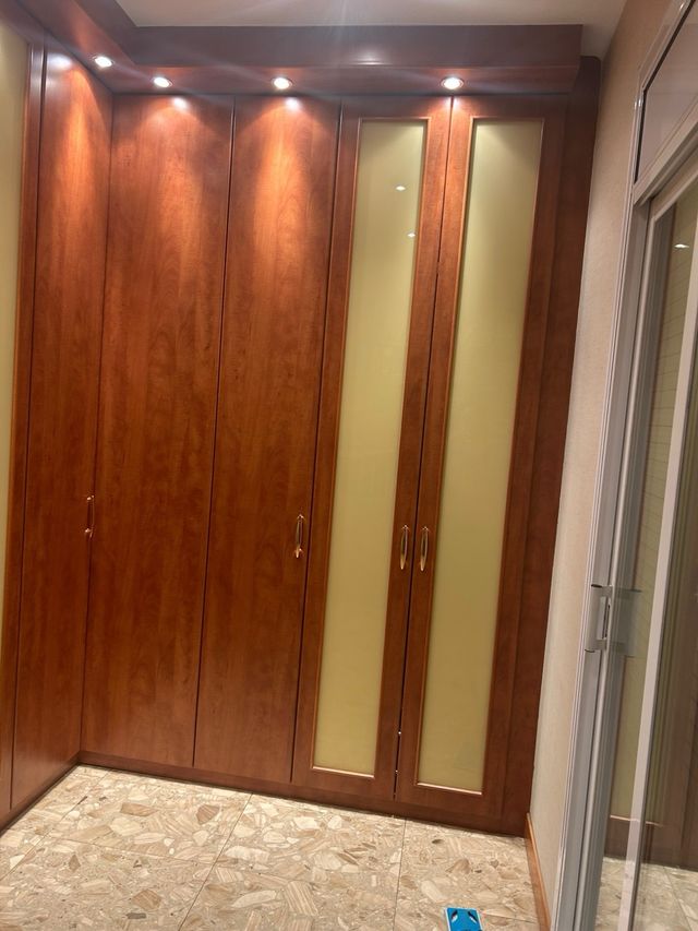 Armario esquinero a medida madera y cristal