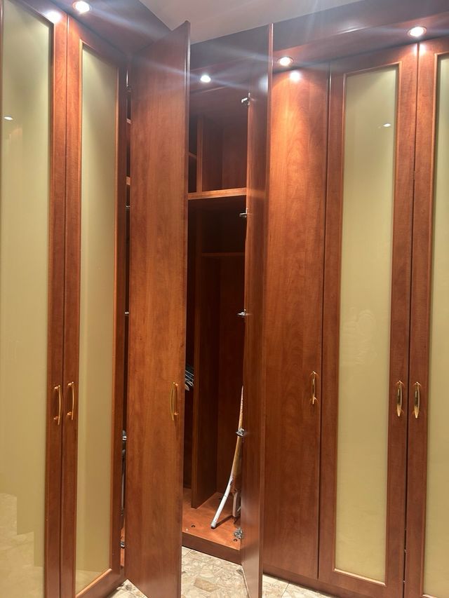 Armario esquinero a medida madera y cristal