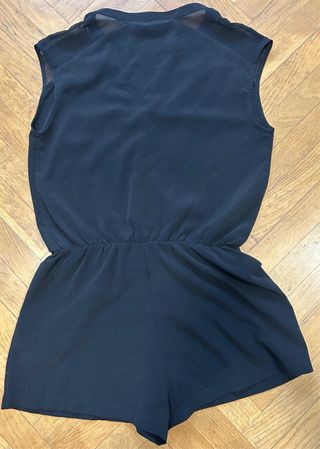 Mono corto negro,talla S
zona hombros transparente