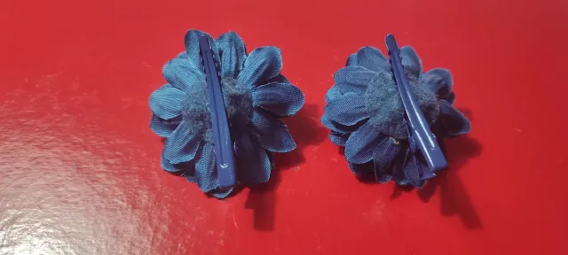 2 Adornos Flor con Pinza 2.5 cm Forma de dalias.