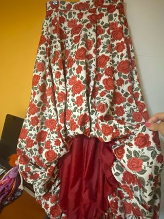 Falda larga floral roja , de delante más corta 
