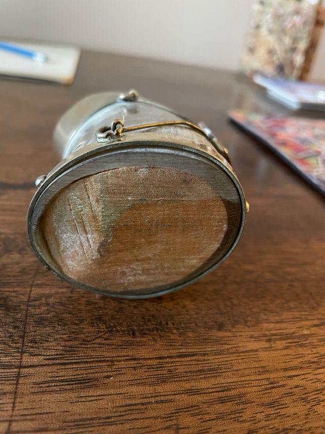 Palillero de cacho, madera y metal con 6 palillos