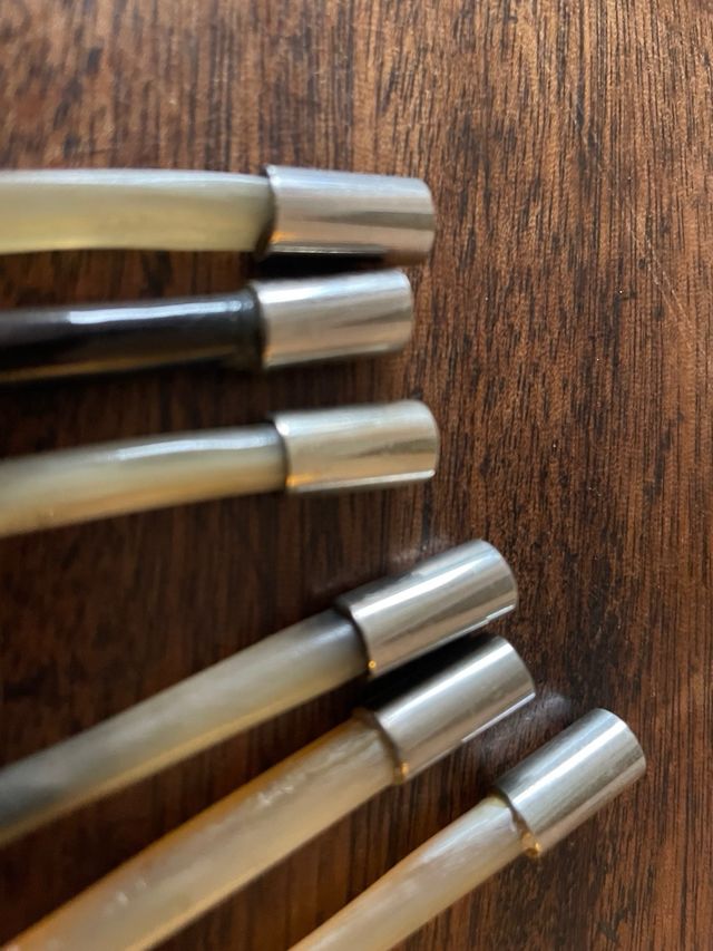 Palillero de cacho, madera y metal con 6 palillos