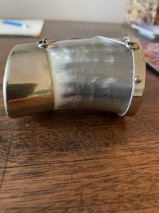 Palillero de cacho, madera y metal con 6 palillos