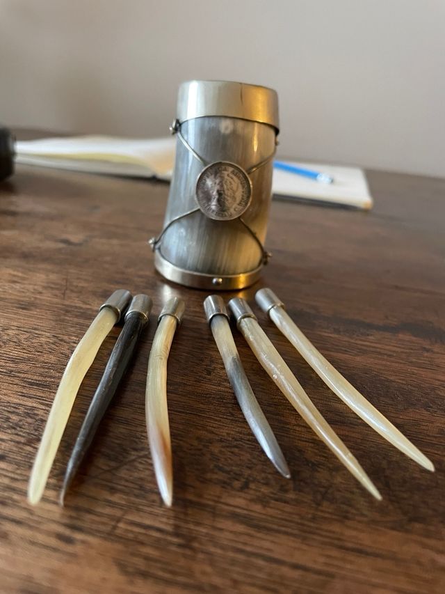 Palillero de cacho, madera y metal con 6 palillos