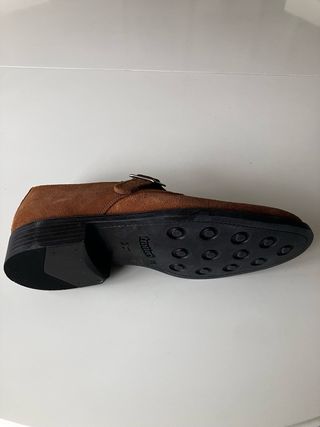 Zapato Trotters ante hebilla color cuero